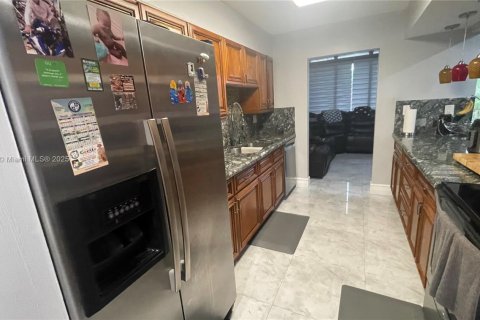 Adosado en venta en Pembroke Pines, Florida, 3 dormitorios, 156.63 m2 № 1777610 - foto 11