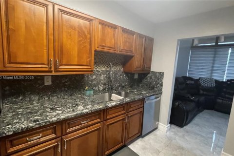 Adosado en venta en Pembroke Pines, Florida, 3 dormitorios, 156.63 m2 № 1777610 - foto 12