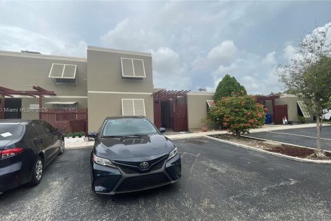 Adosado en venta en Pembroke Pines, Florida, 3 dormitorios, 156.63 m2 № 1777610 - foto 2