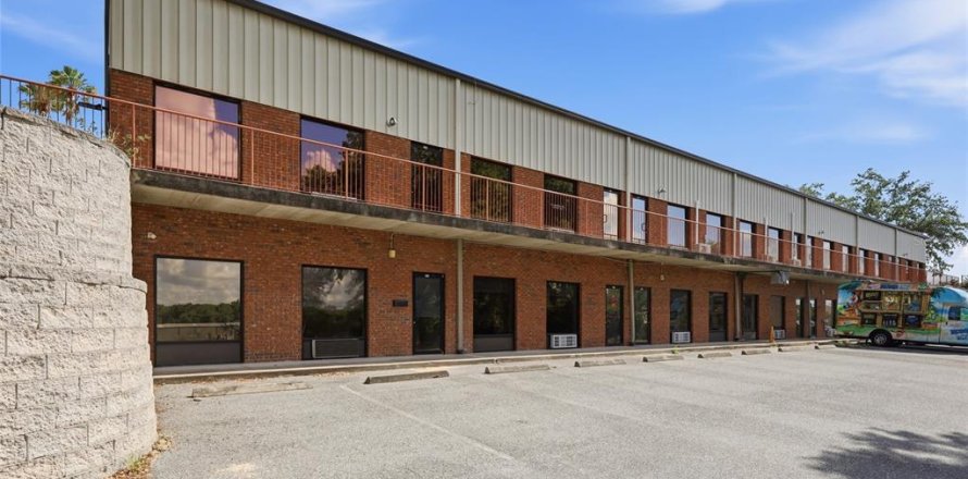 Commercial property in Mount Dora, Florida 104.52 sq.m. № 2213992