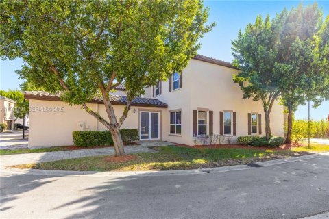 Adosado en venta en Miami, Florida, 4 dormitorios, 179.3 m2 № 1994660 - foto 1