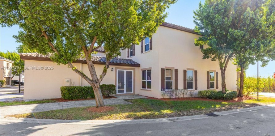 Adosado en Miami, Florida 4 dormitorios, 179.3 m2 № 1994660