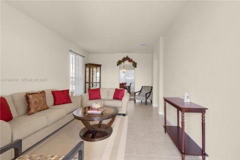 Adosado en venta en Miami, Florida, 4 dormitorios, 179.3 m2 № 1994660 - foto 2