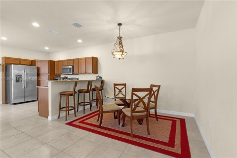 Adosado en venta en Miami, Florida, 4 dormitorios, 179.3 m2 № 1994660 - foto 9