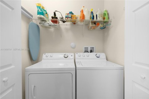 Adosado en venta en Miami, Florida, 4 dormitorios, 179.3 m2 № 1994660 - foto 20