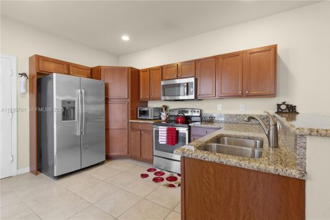 Adosado en venta en Miami, Florida, 4 dormitorios, 179.3 m2 № 1994660 - foto 11