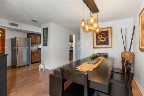 Touwnhouse à vendre à Miami, Floride: 2 chambres, 167.22 m2 № 1845470 - photo 17
