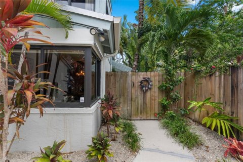 Touwnhouse à vendre à Miami, Floride: 2 chambres, 167.22 m2 № 1845470 - photo 4