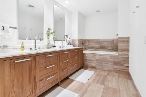 Condo in Key Biscayne, Florida, 2 bedrooms № 2039704 - photo 28