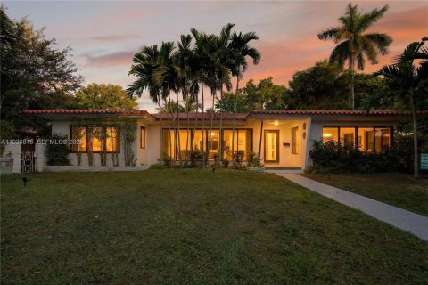House in Miami Beach, Florida 4 bedrooms, 248.98 sq.m. № 1994672 - photo 26