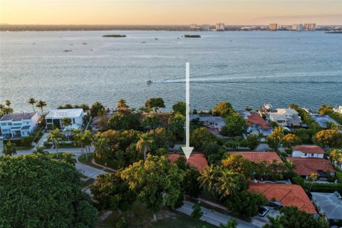 House in Miami Beach, Florida 4 bedrooms, 248.98 sq.m. № 1994672 - photo 4