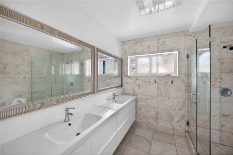 House in Miami Beach, Florida 4 bedrooms, 248.98 sq.m. № 1994672 - photo 16