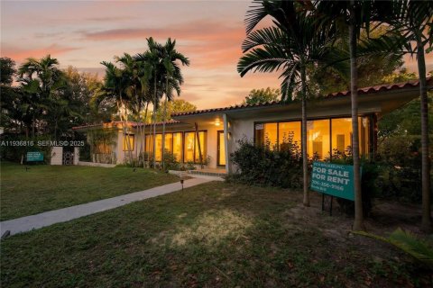 House in Miami Beach, Florida 4 bedrooms, 248.98 sq.m. № 1994672 - photo 27