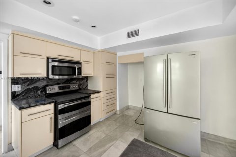 House in Miami Beach, Florida 4 bedrooms, 248.98 sq.m. № 1994672 - photo 23