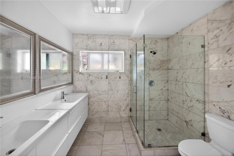 House in Miami Beach, Florida 4 bedrooms, 248.98 sq.m. № 1994672 - photo 17