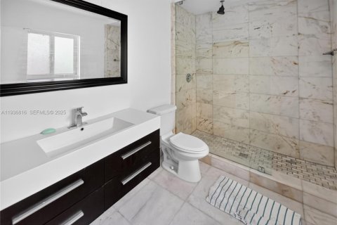 House in Miami Beach, Florida 4 bedrooms, 248.98 sq.m. № 1994672 - photo 20
