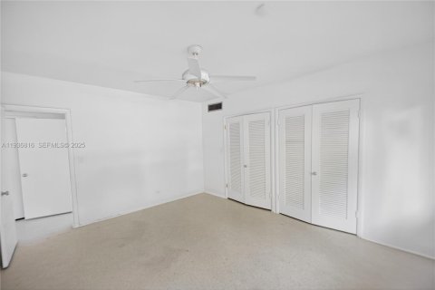 House in Miami Beach, Florida 4 bedrooms, 248.98 sq.m. № 1994672 - photo 13