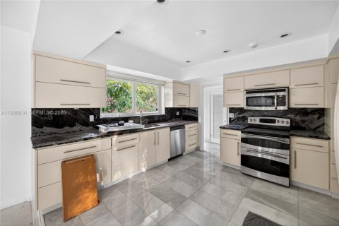 House in Miami Beach, Florida 4 bedrooms, 248.98 sq.m. № 1994672 - photo 22