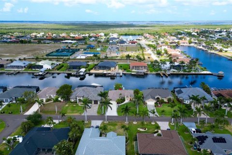 House in Cape Coral, Florida 3 bedrooms, 179.49 sq.m. № 1670184 - photo 15