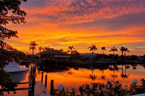 House in Cape Coral, Florida 3 bedrooms, 179.49 sq.m. № 1670184 - photo 10