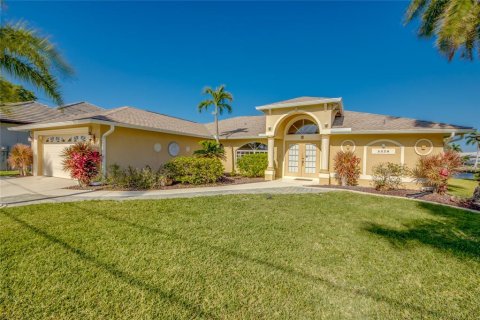 House in Cape Coral, Florida 3 bedrooms, 179.49 sq.m. № 1670184 - photo 1