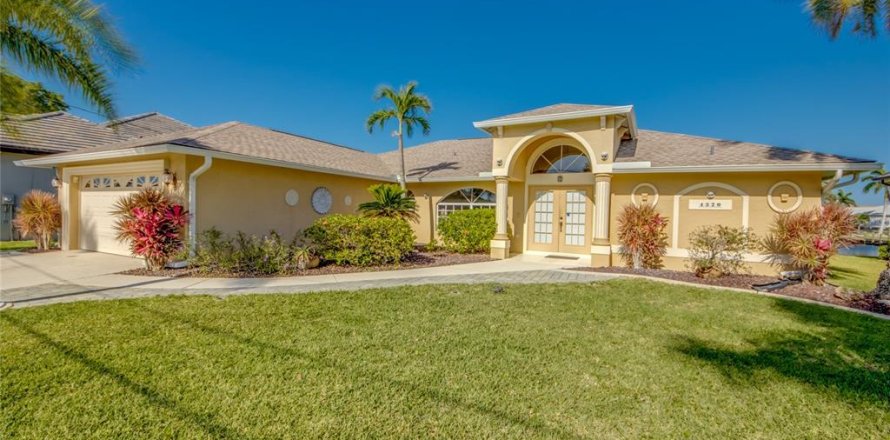 House in Cape Coral, Florida 3 bedrooms, 179.49 sq.m. № 1670184