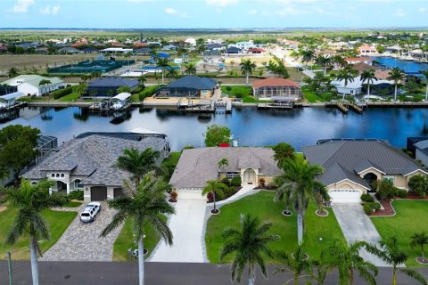 House in Cape Coral, Florida 3 bedrooms, 179.49 sq.m. № 1670184 - photo 8