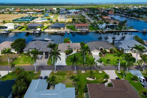 House in Cape Coral, Florida 3 bedrooms, 179.49 sq.m. № 1670184 - photo 16