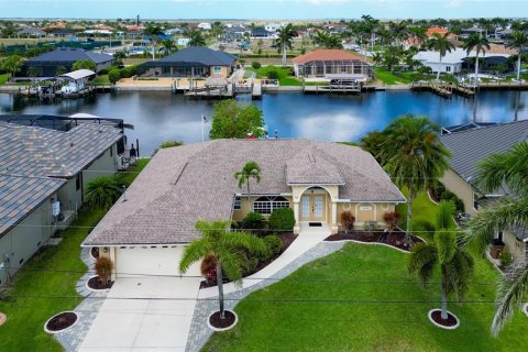 House in Cape Coral, Florida 3 bedrooms, 179.49 sq.m. № 1670184 - photo 3