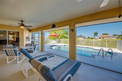 House in Cape Coral, Florida 3 bedrooms, 179.49 sq.m. № 1670184 - photo 22