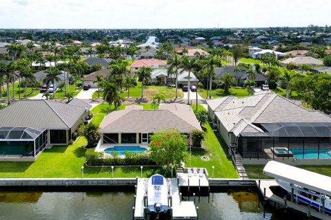 House in Cape Coral, Florida 3 bedrooms, 179.49 sq.m. № 1670184 - photo 4