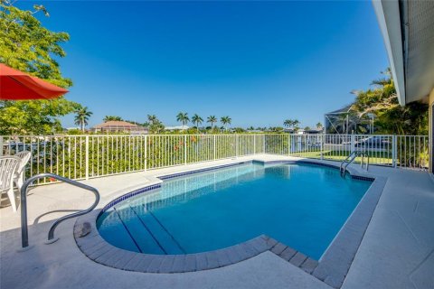 House in Cape Coral, Florida 3 bedrooms, 179.49 sq.m. № 1670184 - photo 24