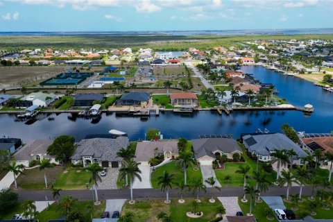 House in Cape Coral, Florida 3 bedrooms, 179.49 sq.m. № 1670184 - photo 9