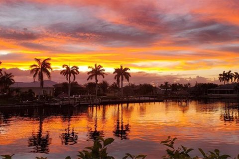House in Cape Coral, Florida 3 bedrooms, 179.49 sq.m. № 1670184 - photo 19