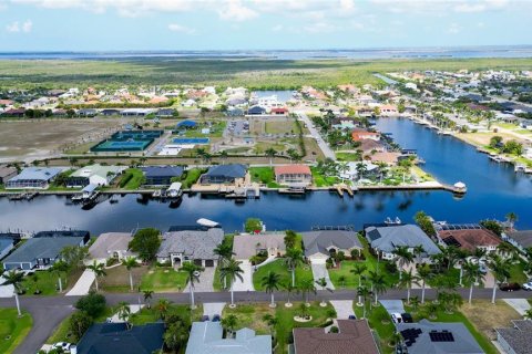 House in Cape Coral, Florida 3 bedrooms, 179.49 sq.m. № 1670184 - photo 17