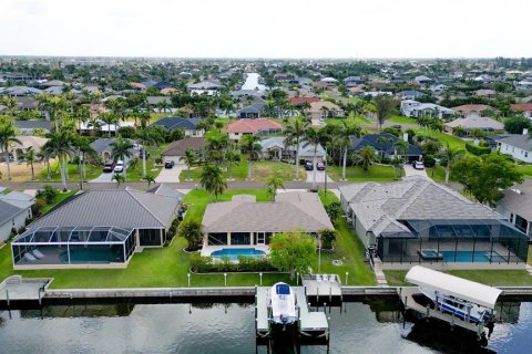 House in Cape Coral, Florida 3 bedrooms, 179.49 sq.m. № 1670184 - photo 26