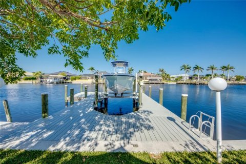 House in Cape Coral, Florida 3 bedrooms, 179.49 sq.m. № 1670184 - photo 6