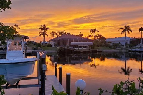 House in Cape Coral, Florida 3 bedrooms, 179.49 sq.m. № 1670184 - photo 2