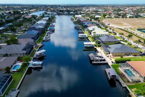 House in Cape Coral, Florida 3 bedrooms, 179.49 sq.m. № 1670184 - photo 14
