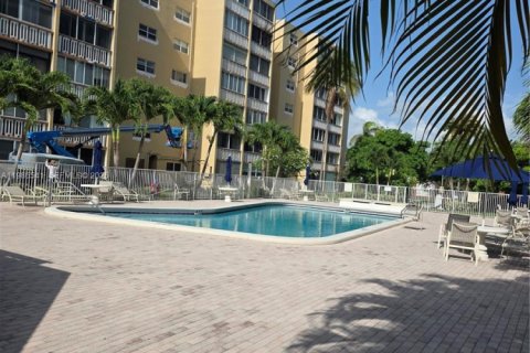 Condominio en venta en Hallandale Beach, Florida, 2 dormitorios, 101.45 m2 № 2048235 - foto 2