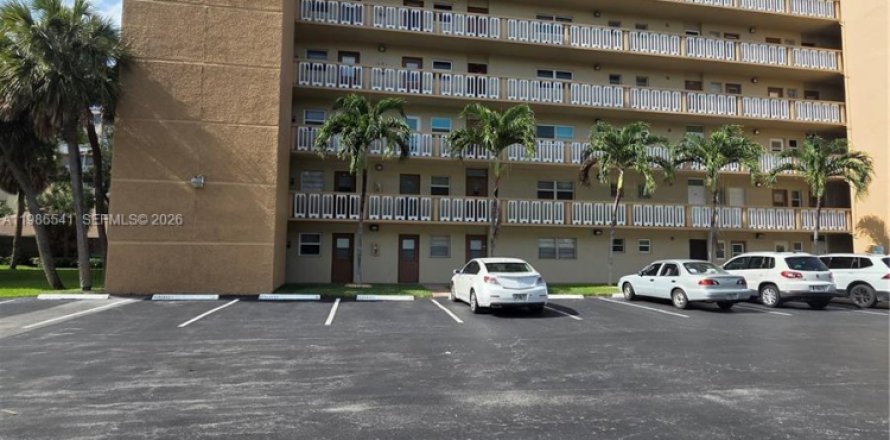 Condominio en Hallandale Beach, Florida, 2 dormitorios  № 2048235