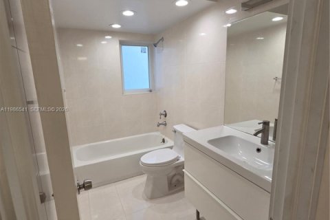 Condominio en venta en Hallandale Beach, Florida, 2 dormitorios, 101.45 m2 № 2048235 - foto 16