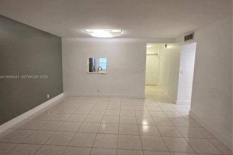 Condominio en venta en Hallandale Beach, Florida, 2 dormitorios, 101.45 m2 № 2048235 - foto 11