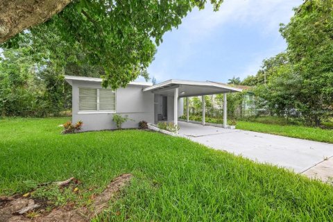 House in North Fort Myers, Florida 2 bedrooms, 63.55 sq.m. № 2231319