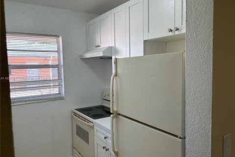 Casa en alquiler en Homestead, Florida, 2 dormitorios, 69.12 m2 № 1979780 - foto 2