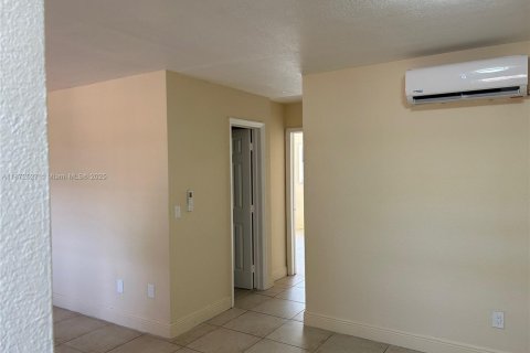 Casa en alquiler en Homestead, Florida, 2 dormitorios, 69.12 m2 № 1979780 - foto 3