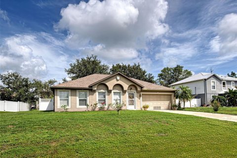 House in North Port, Florida 3 bedrooms, 193.98 sq.m. № 1793362 - photo 1