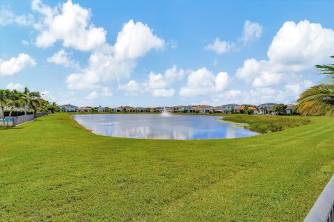 Villa ou maison à louer à Lake Worth, Floride: 5 chambres, 343.74 m2 № 815390 - photo 1