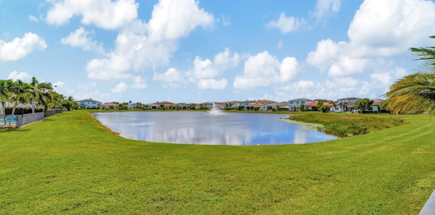 House in Lake Worth, Florida 5 bedrooms, 343.74 sq.m. № 815390