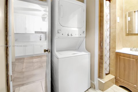 House in Fort Lauderdale, Florida 4 bedrooms, 135.64 sq.m. № 2023502 - photo 5